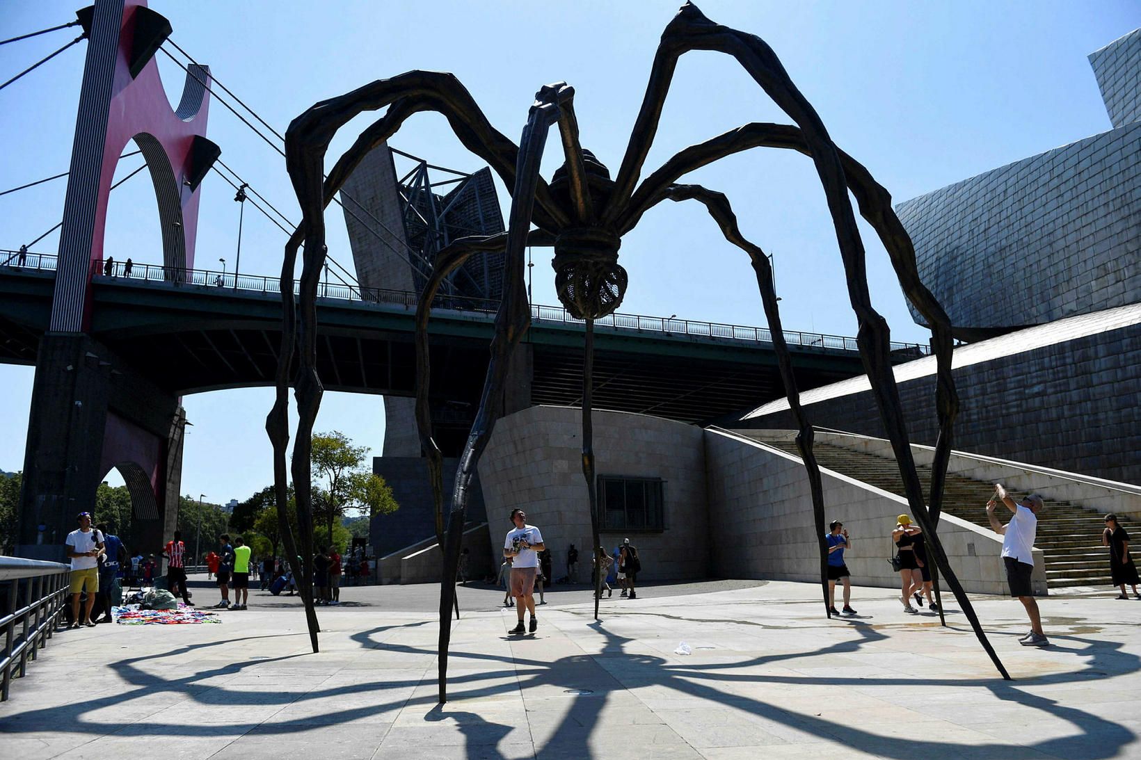 Fólk tekur myndir af skúlptúr fransk-bandaríska listamannsins Louise Bourgeois, Maman, …