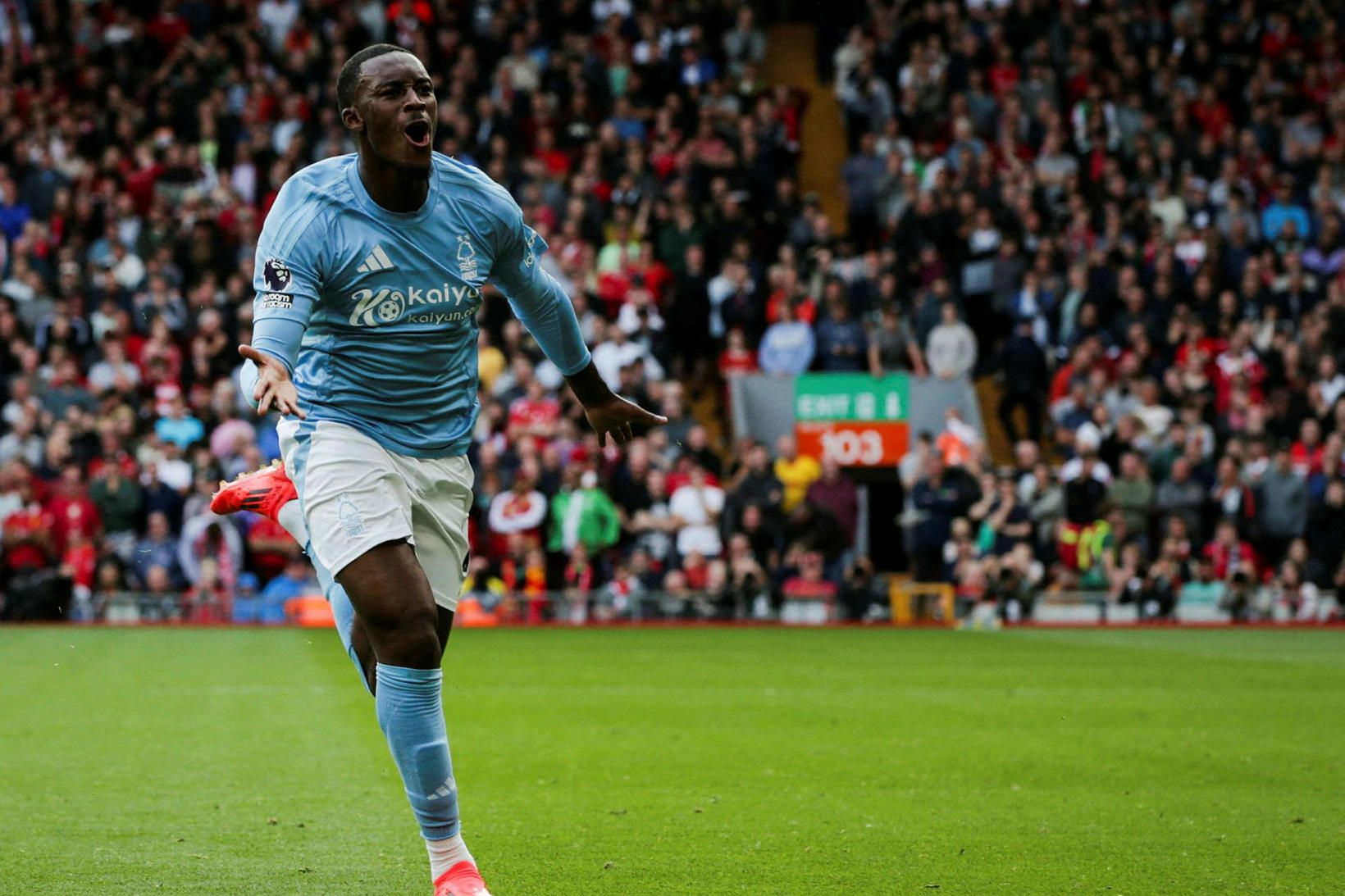 Callum Hudson-Odoi fagnar sigurmarkinu á Anfield í dag.