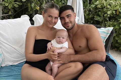 Molly-Mae Hague og Tommy Fury ásamt dóttur sinni, Bambi.