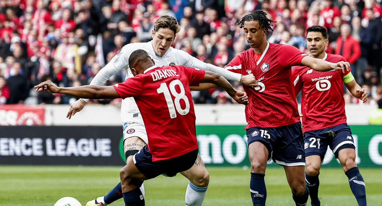 Leny Yoro, annar frá hægri, í leik með Lille gegn Aston Villa í átta liða …