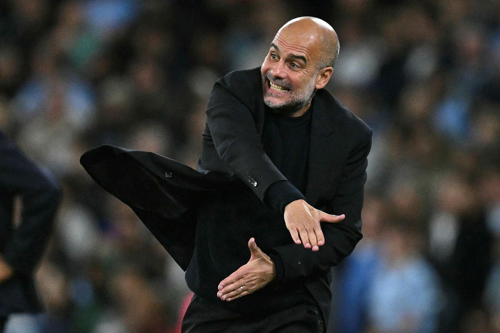 Pep Guardiola, knattspyrnustjóri Manchester City, segir sínum mönnum til.