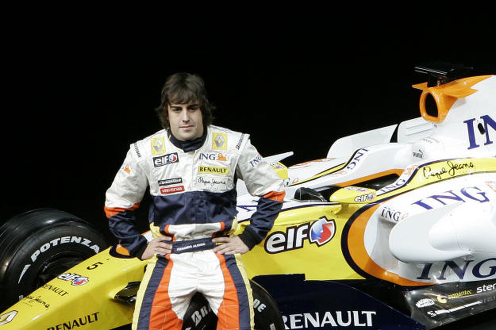 Alonso á R28-bílnum við frumsýningu 2008-bíls Renault í París í …