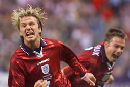David Beckham og Graeme Le Saux fagna marki Beckham gegn Kólumbíu á HM 1998.