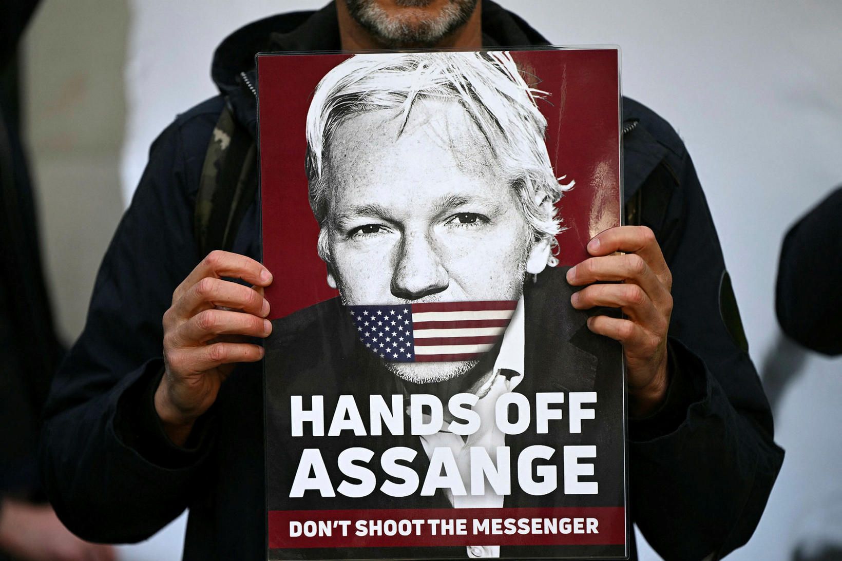 Stuðningsmenn Assange komu saman fyrir utan dómshús í Westminster í …