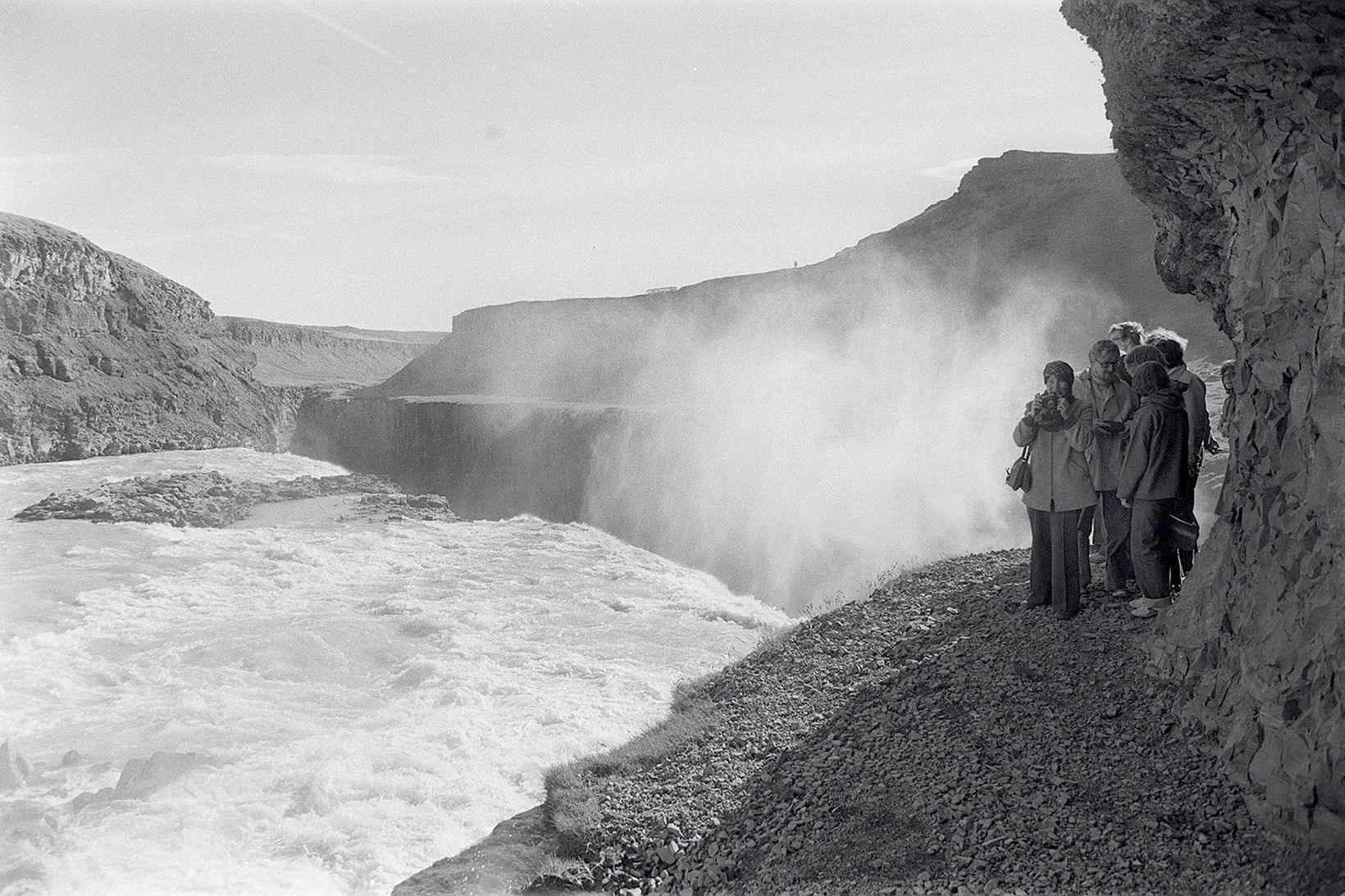 Ferðamenn við Gullfoss árið 1978.