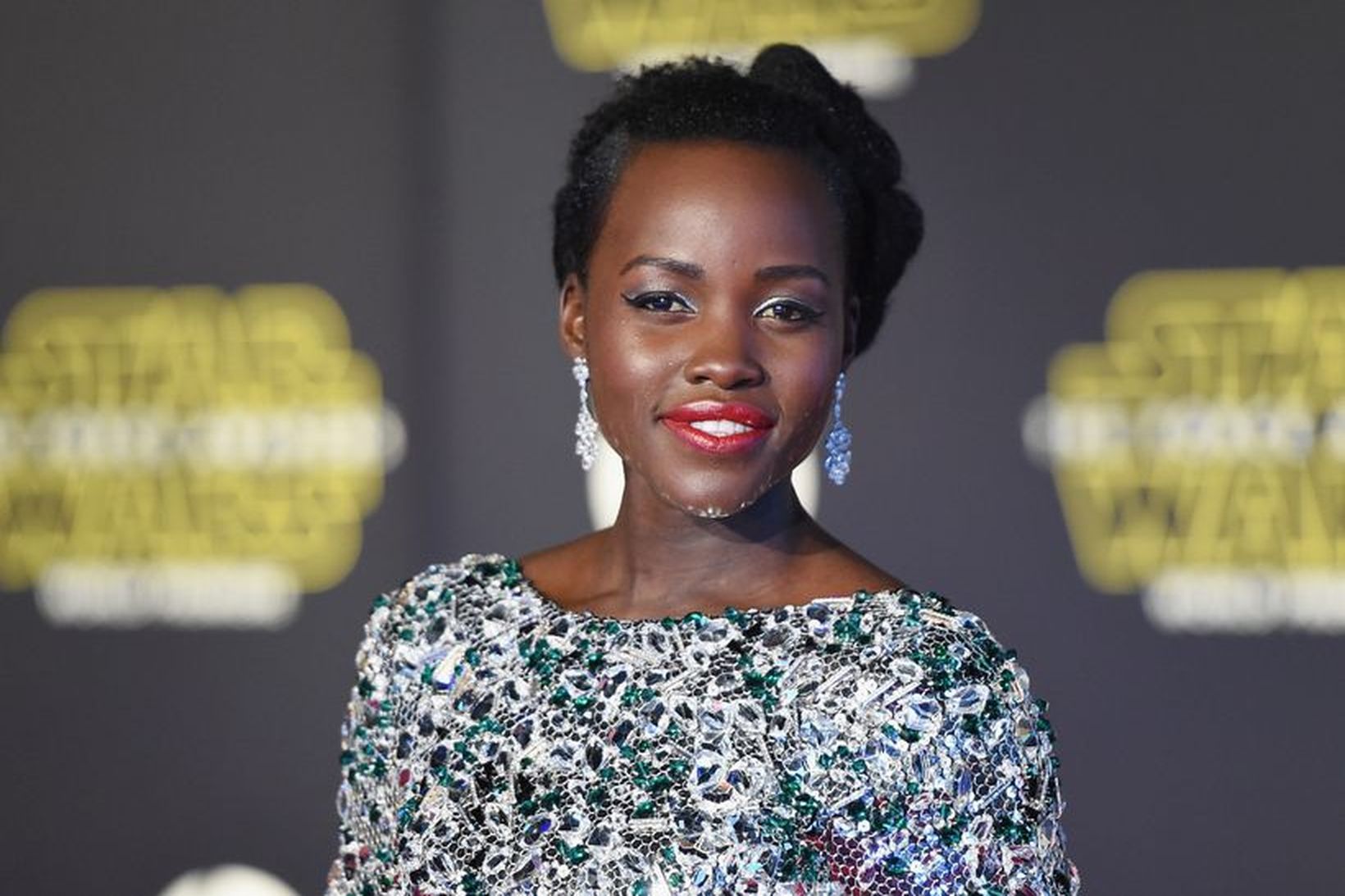Lupita Nyong'o stillir sér upp á frumsýningu Star Wars: The …