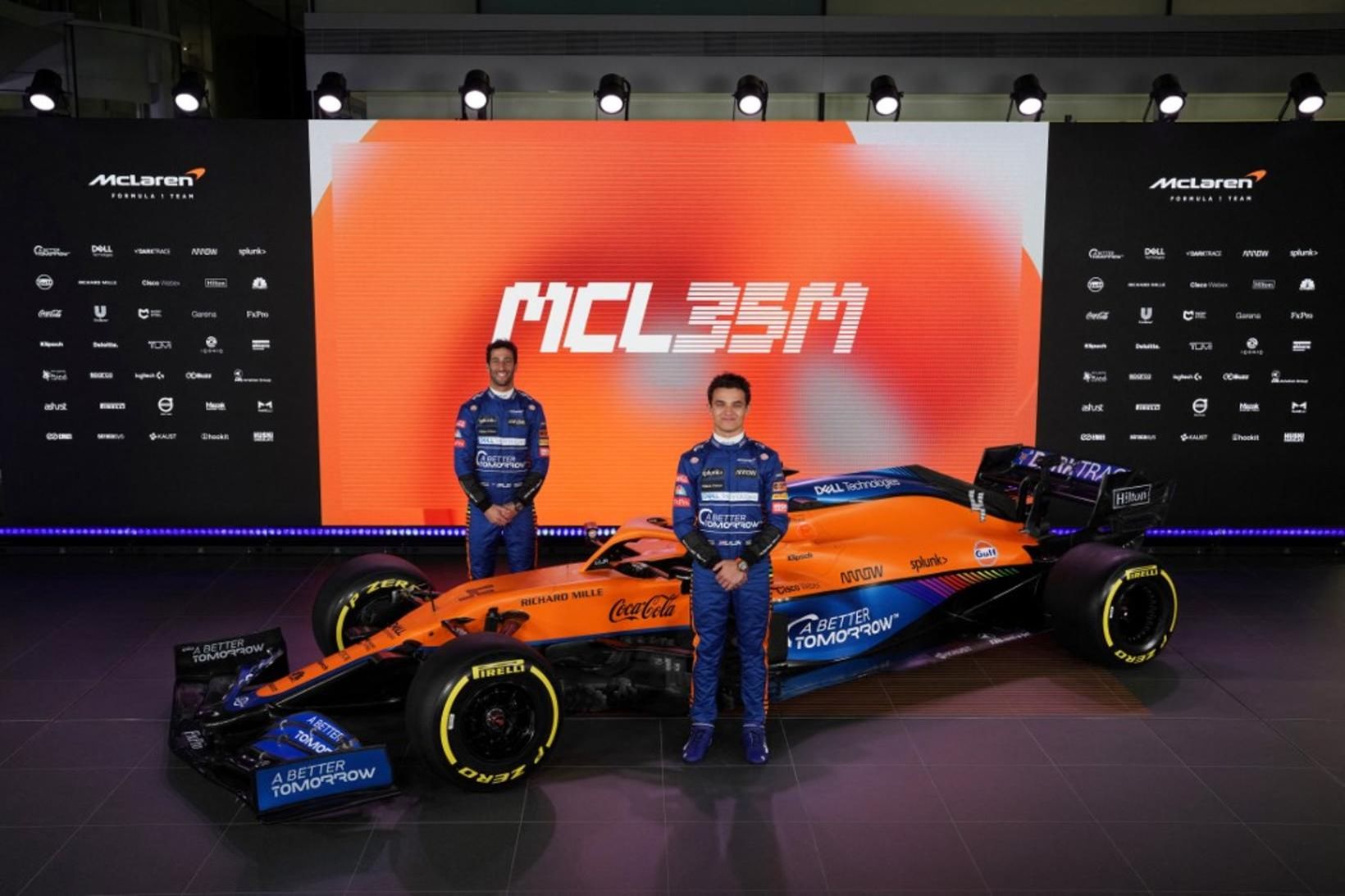 Daniel Ricciardo (t.v.) og Lando Norris afhjúpa keppnisbíl McLaren 2021 …