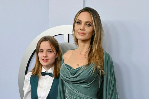 Vivienne Jolie-Pitt og Angelina Jolie á Tony-verðlaunahátíðinni.