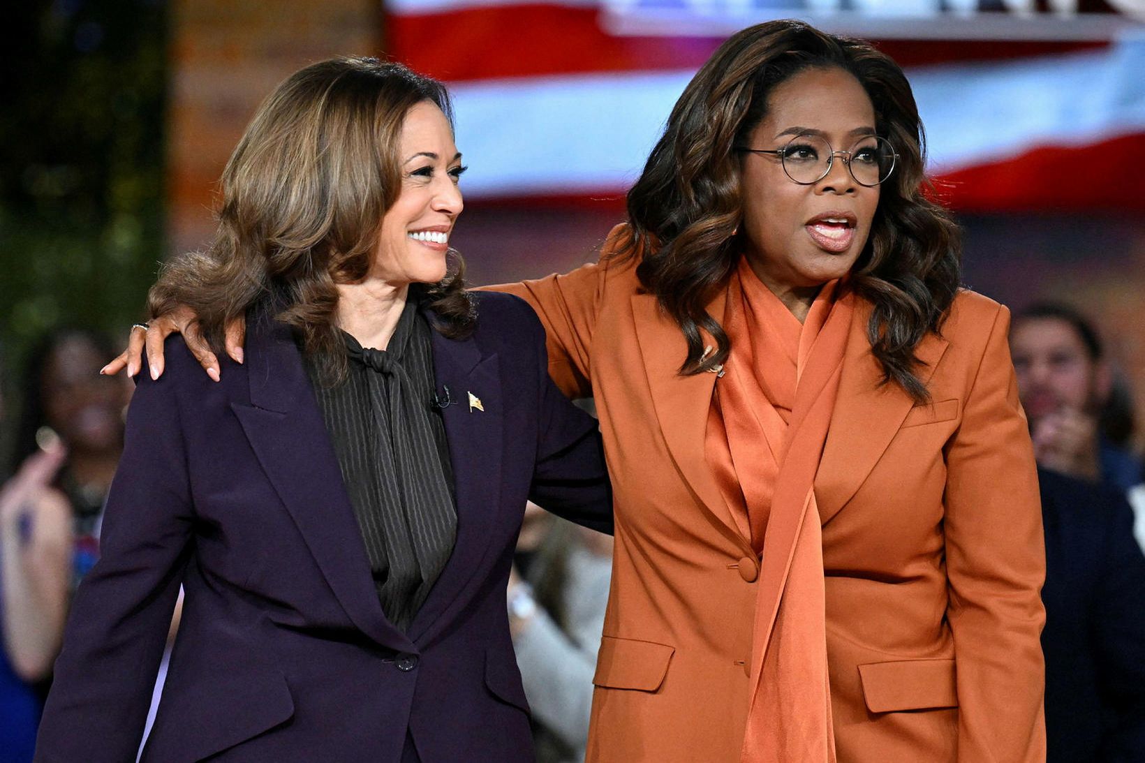 Kamala Harris og Oprah Winfrey spjölluðu saman í gær á …