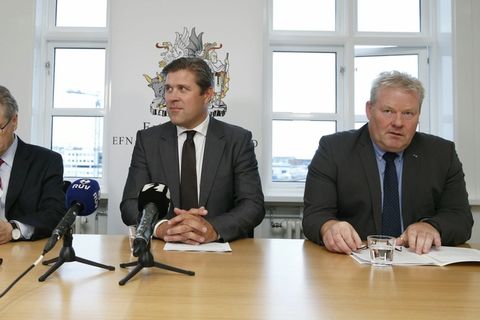 Governor of the Central Bank of Iceland Már Guðmundsson (left), Finance Minister Bjarni Benediktsson (centre) and PM Sigurður Ingi Jóhannsson (right) at yesterday's press conference.