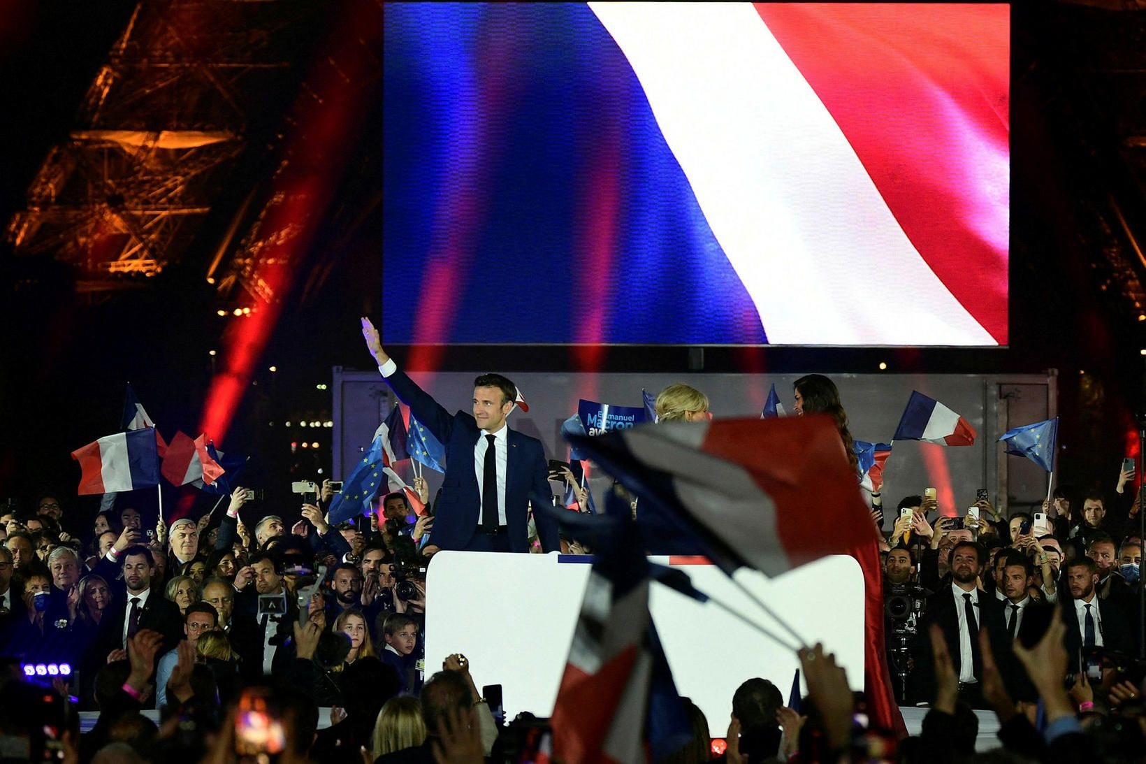 Emmanuel Macron fagnar vísum sigri með stuðningsmönnum sínum í kvöld.