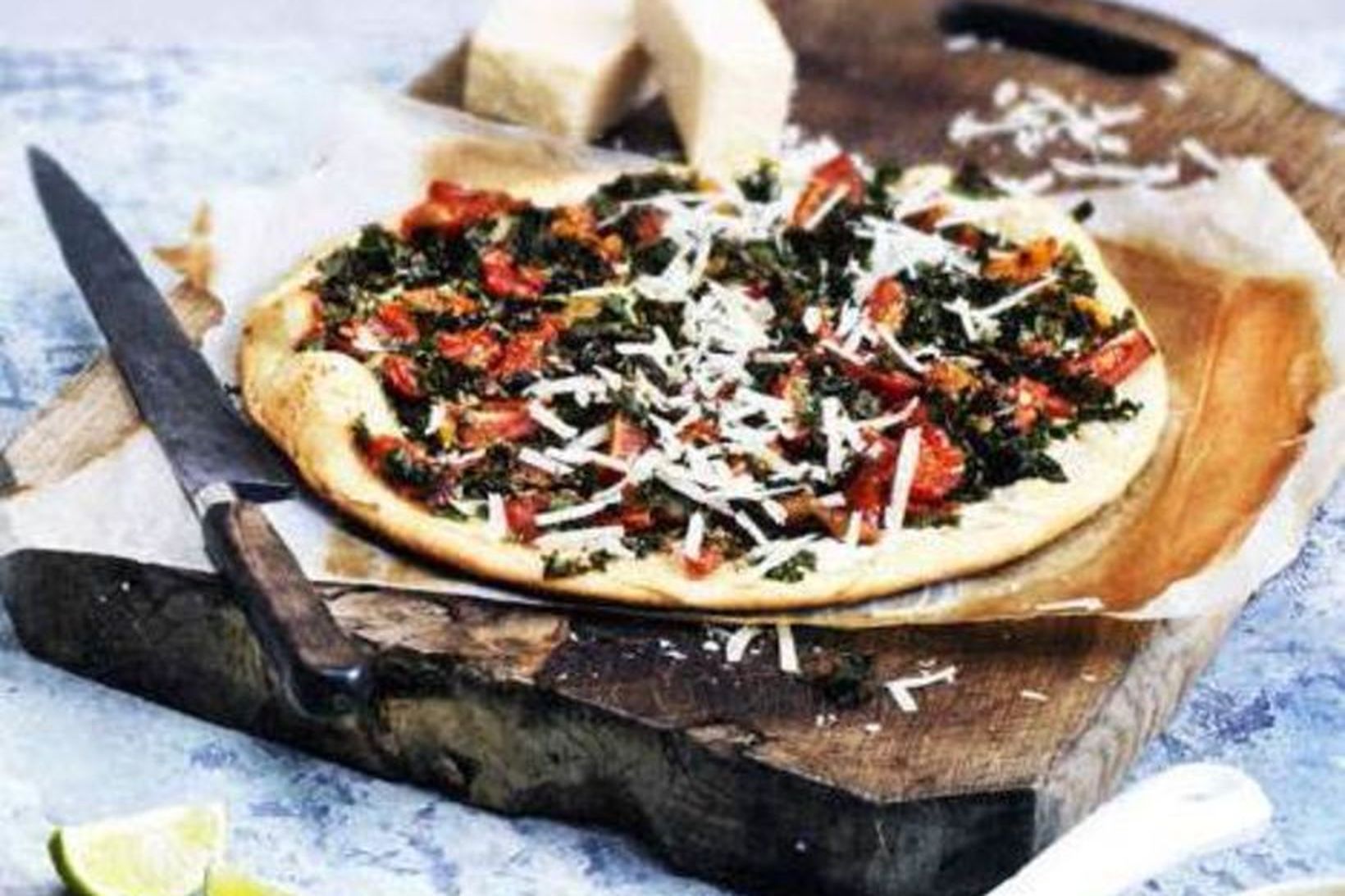 Pizza með heilhveitibotni, ricotta og grænkáli.