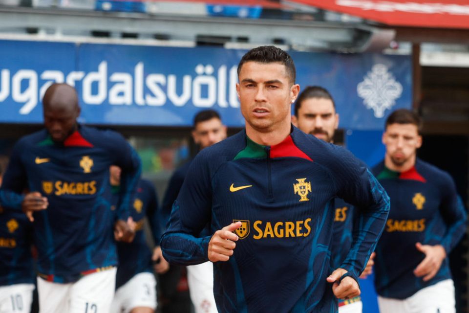 Cristiano Ronaldo mættur til upphitunar á Laugardalsvelli.