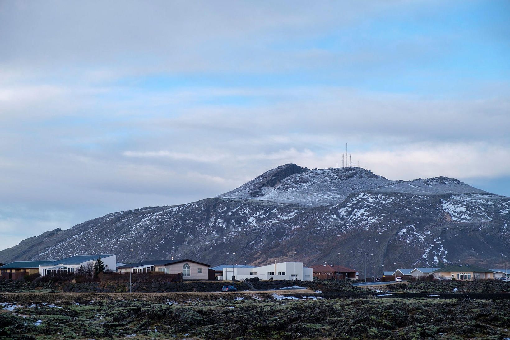 Grindavík með fjallið Þorbjörn í bakgrunni.