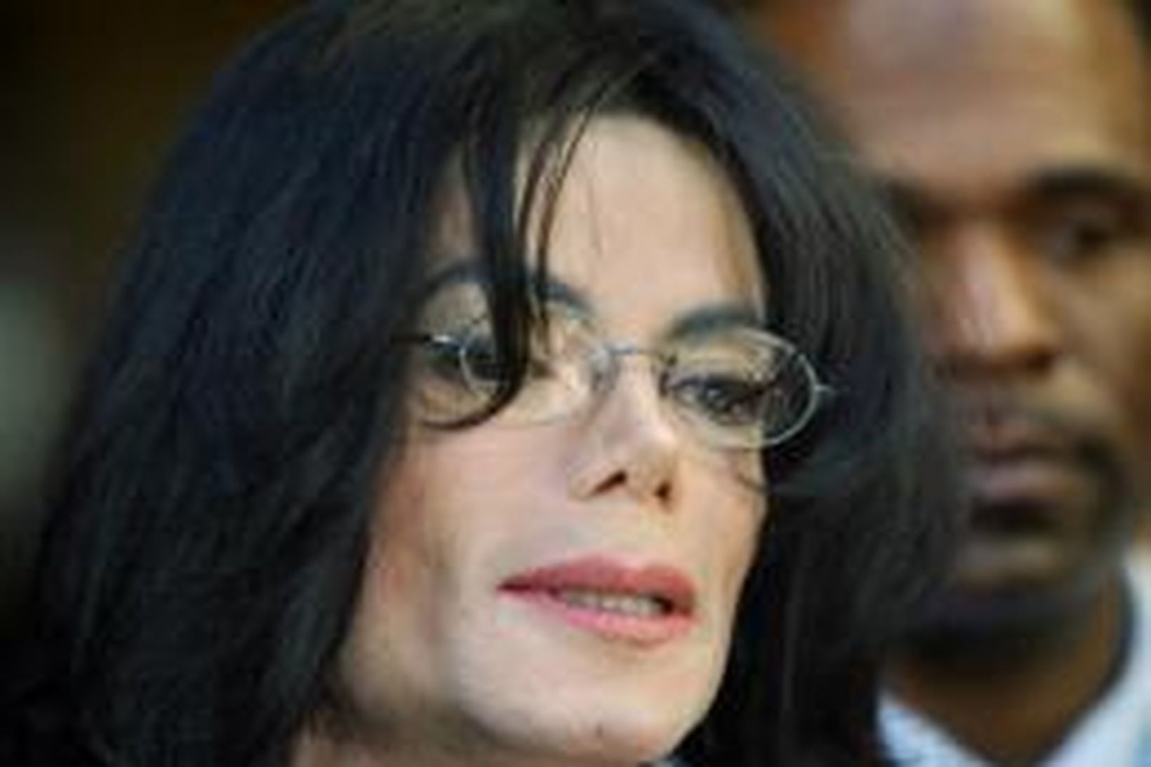 Michael Jackson ræðir við blaðamenn utan við dómhúsið í dag.