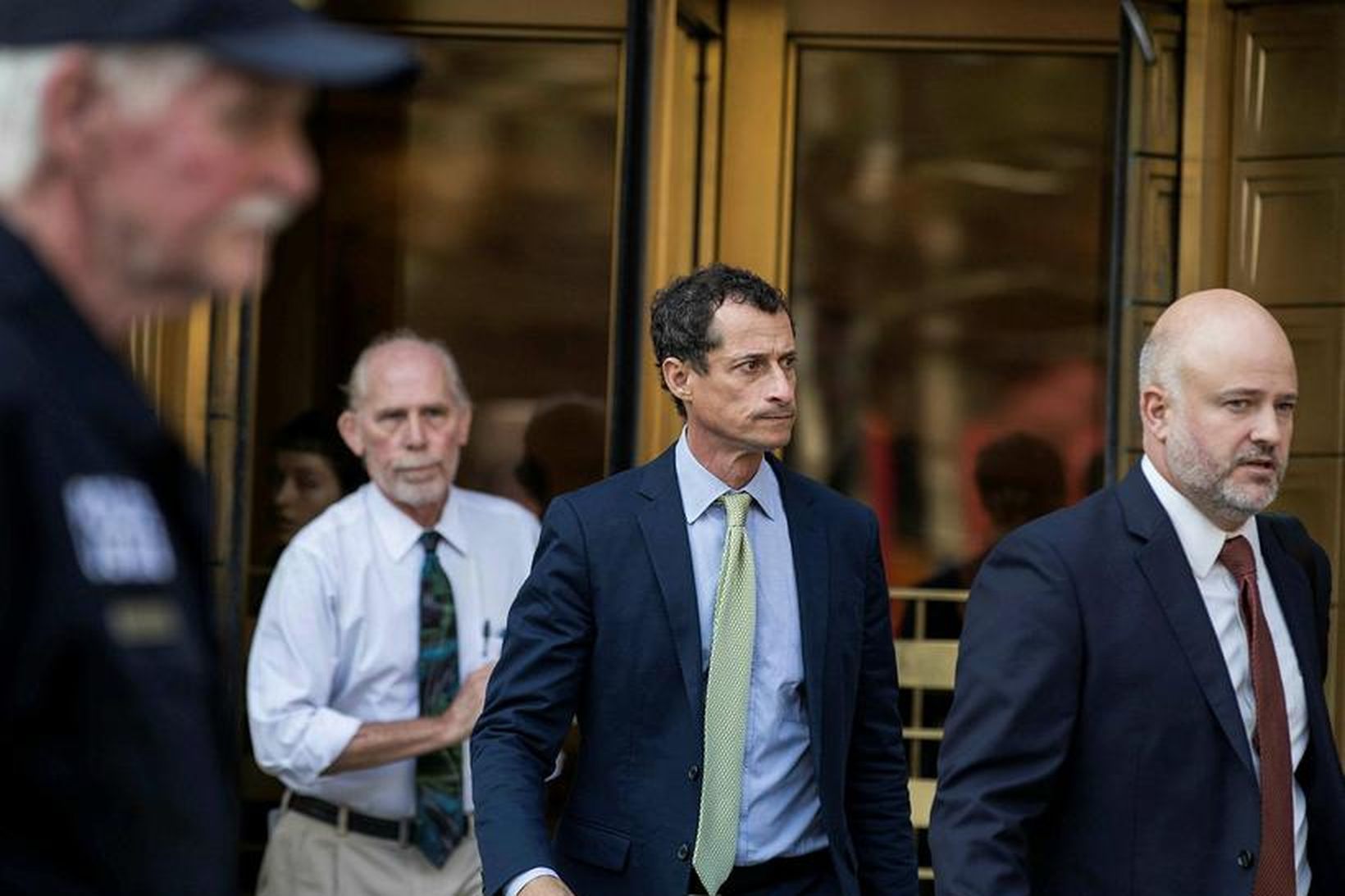 Anthony Weiner yfirgefur dómsal í New York eftir að hann …
