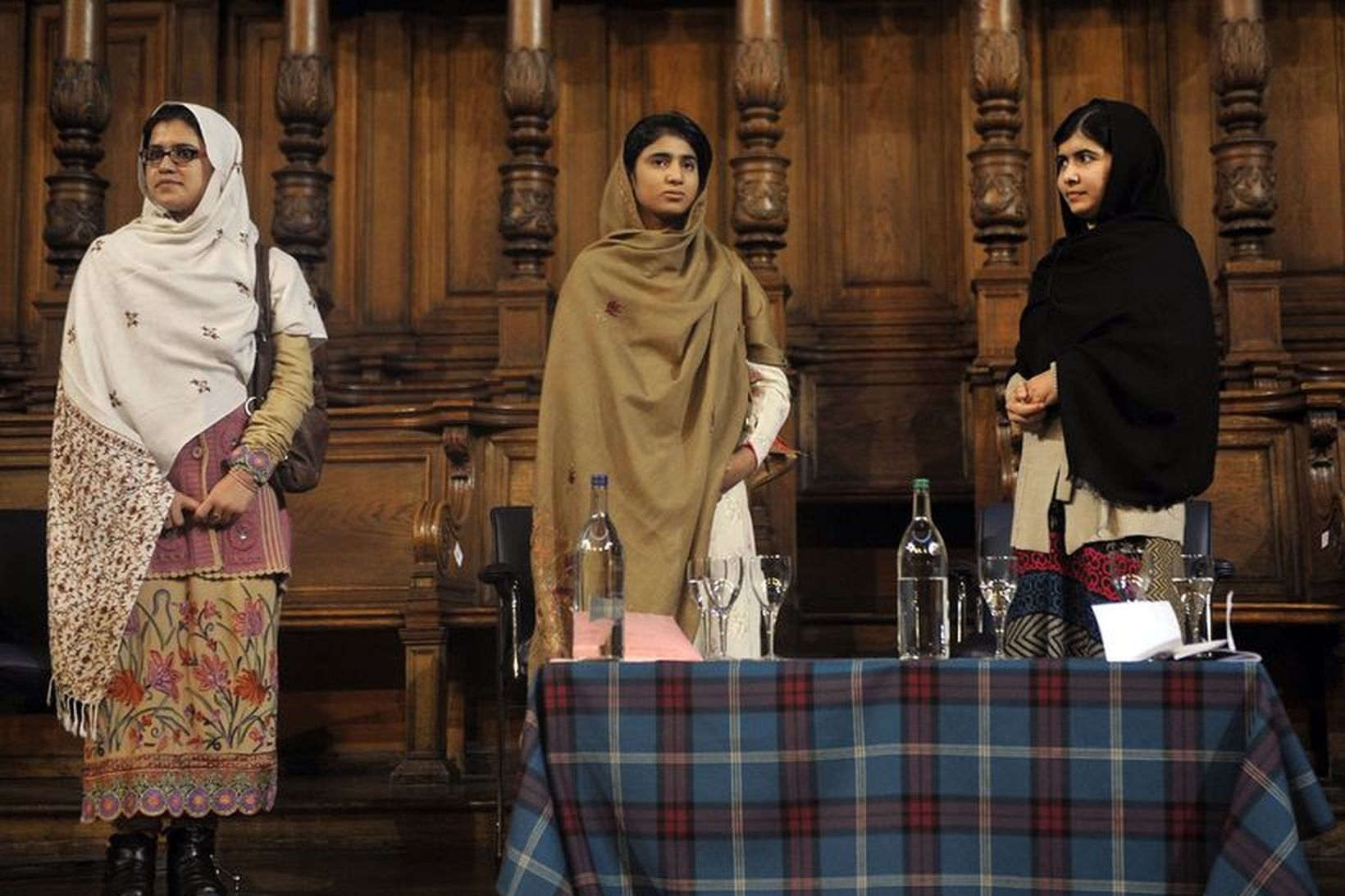 Malala Yousafzai (t.h.), Kainat Riaz (t.v.) og Shazia Ramzan í …