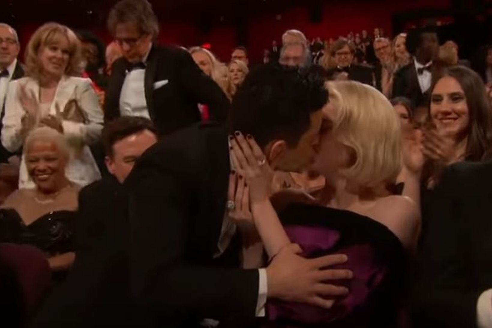 Rami Malek kyssti kærustu sína, Lucy Boynton, þegar hann vann …