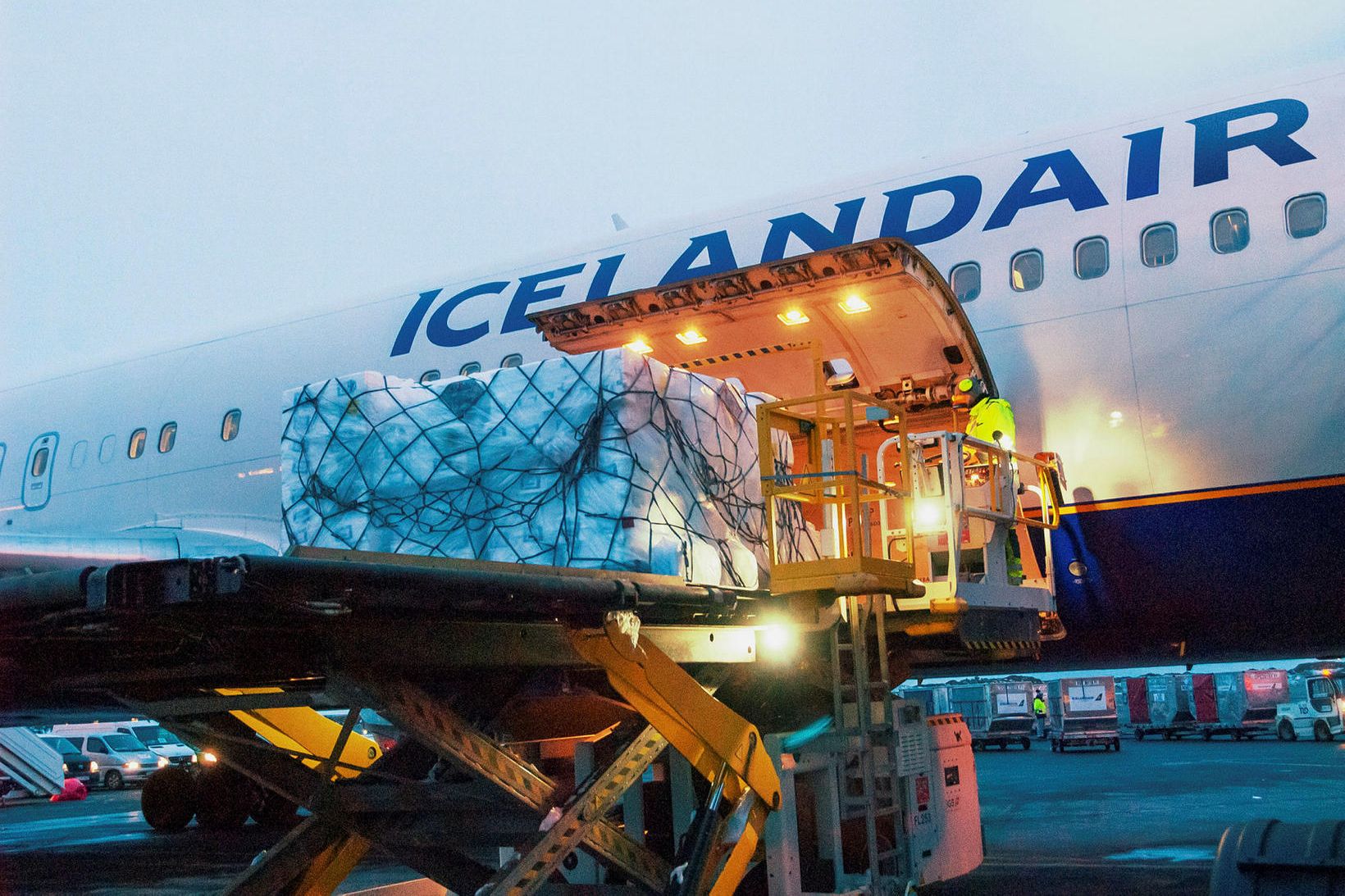 Flutningaþota Icelandair hlaðin á Keflavíkurflugvelli.