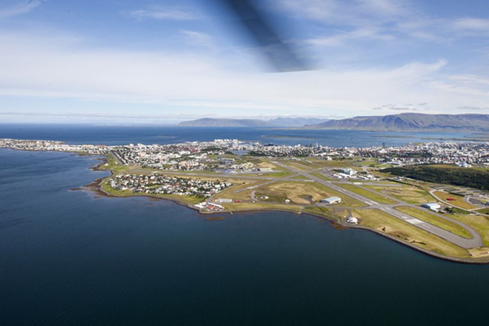 Horft yfir Reykjavíkurflugvöll.