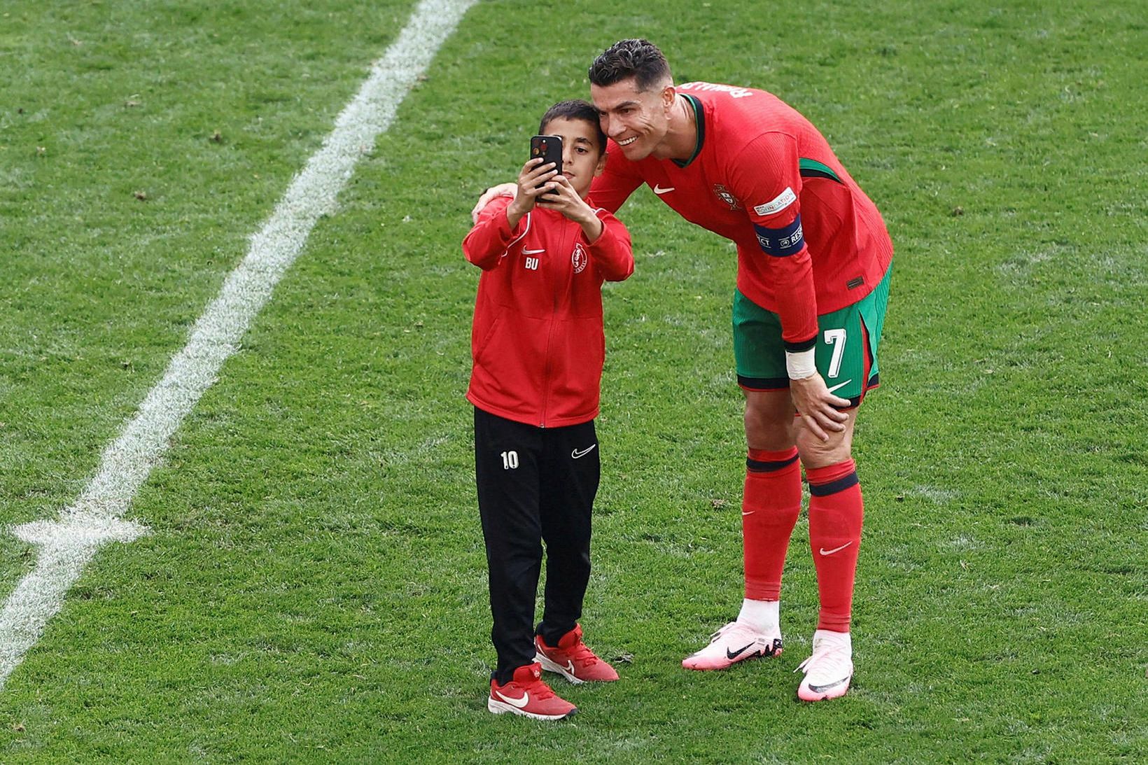 Cristiano Ronaldo tók mynd með krakkanum sem var sá fyrsti …