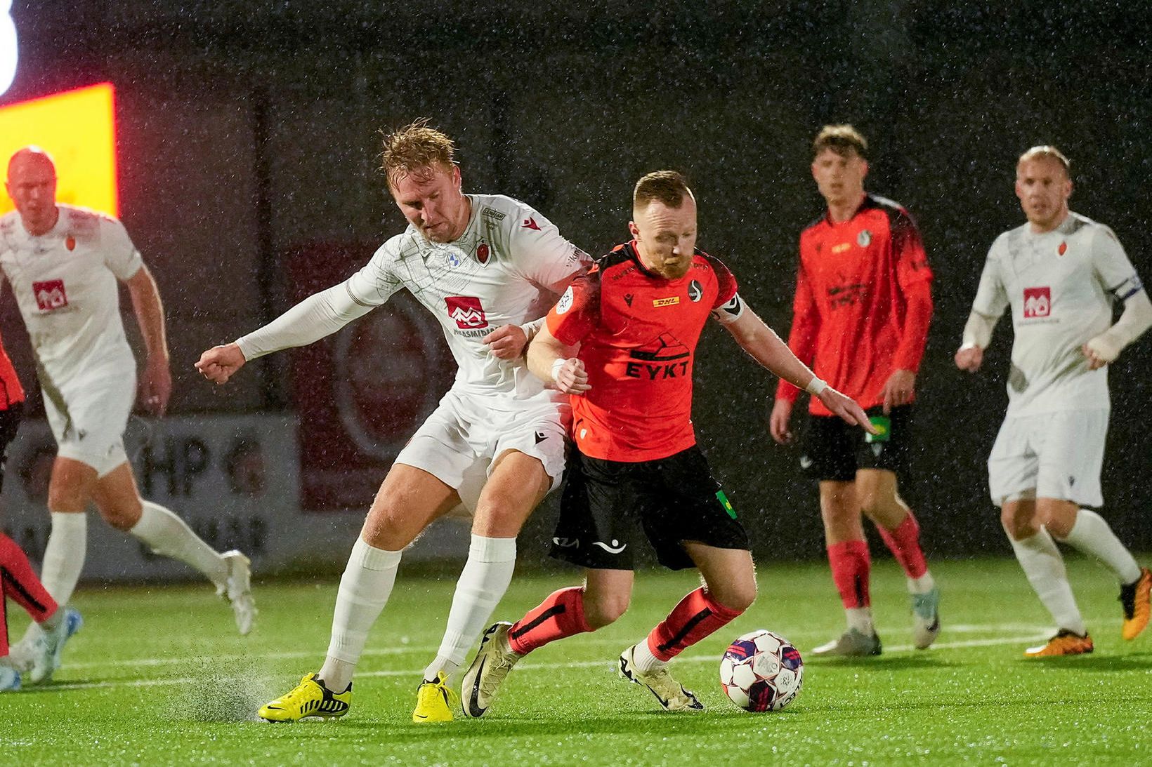 Ragnar Bragi Sveinsson, fyrirliði Fylkis, í baráttunni við Oliver Ekroth.