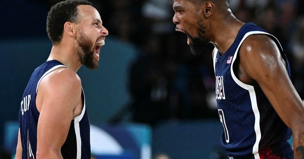 Steph Curry og Kevin Durant fagna í kvöld.