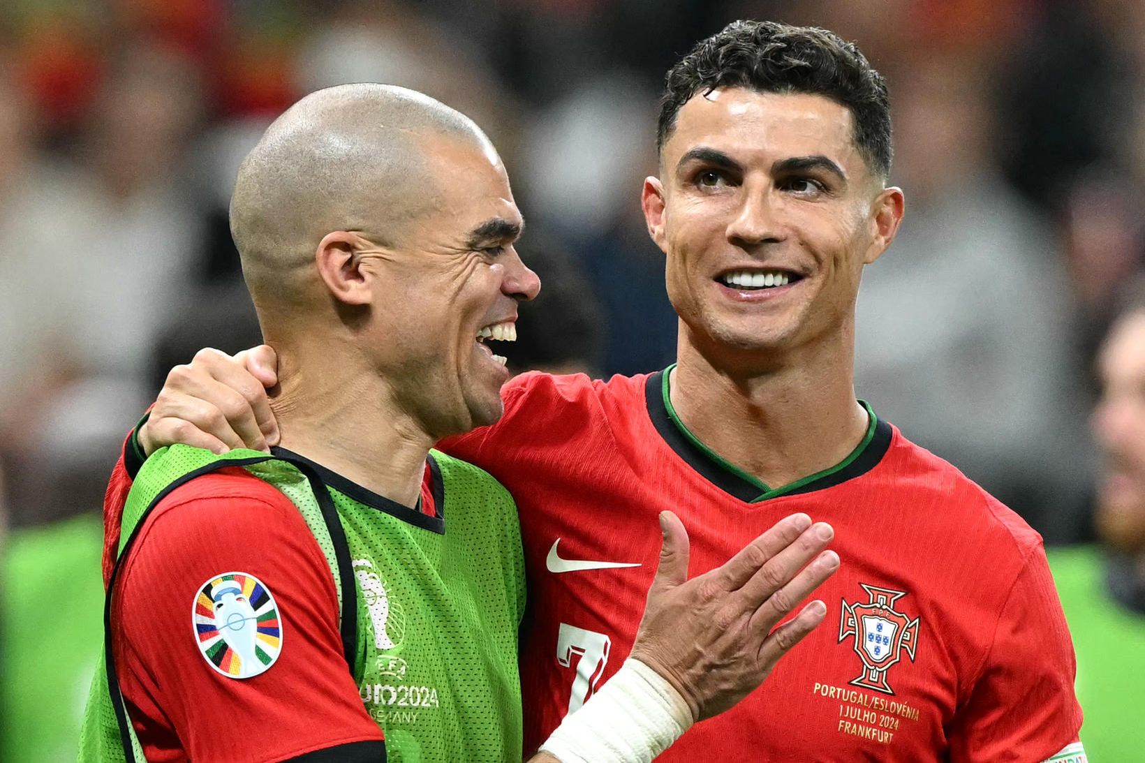Gömlu kallarnir Pepe og Cristiano Ronaldo sáttir eftir leik.