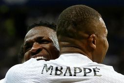 Vinicius Júnior faðmar Kylian Mbappé.