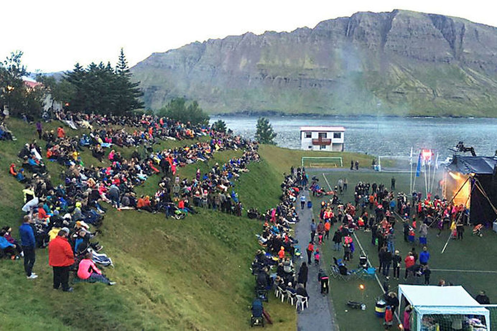 Að tónleikum loknum verður sannkallað neistaflug með flugeldasýningu.