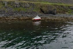 Fiskibátur strandaði í mynni fjarðarins.