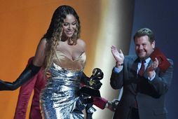 Beyonce tekur á móti verðlaunum fyrir bestu dans/rafrænu plötuna á Grammy-hátíðinni í nótt.