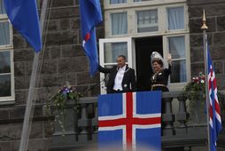 Guðni Th. Jóhannesson forseti Íslands og Eliza Reid forsetafrú veifa gestum á Austurvelli.