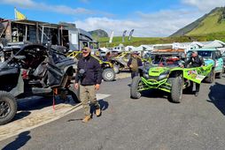 Notaðir eru rallýbílar, jeppar og buggy-bílar í keppninni.