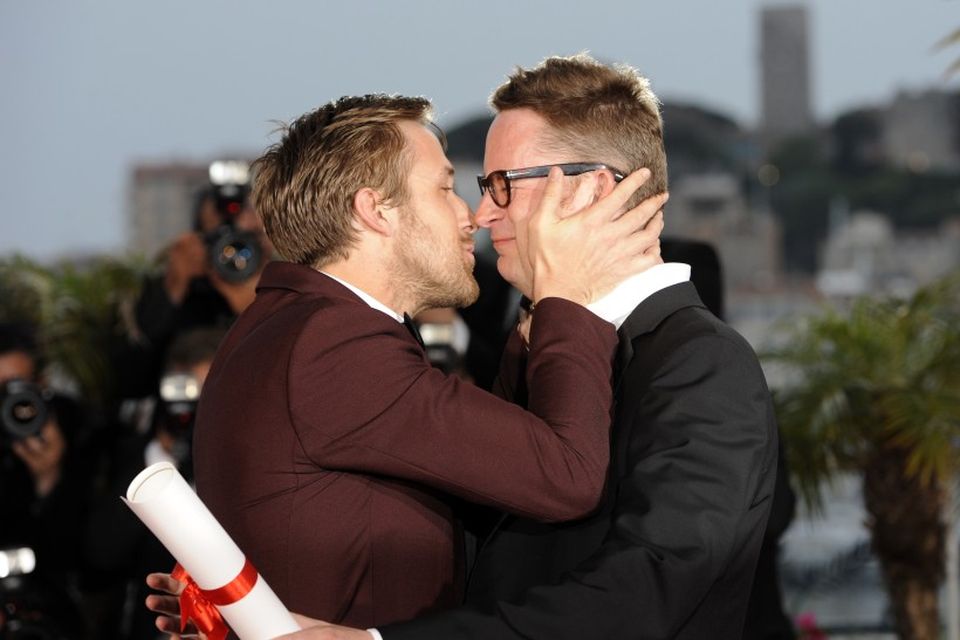 Ryan Gosling kyssir danska leikstjórann Nicolas Winding Refn beint á munninn í Cannes árið 2011 …