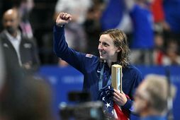 Katie Ledecky tekur við gullverðlaunum í gær