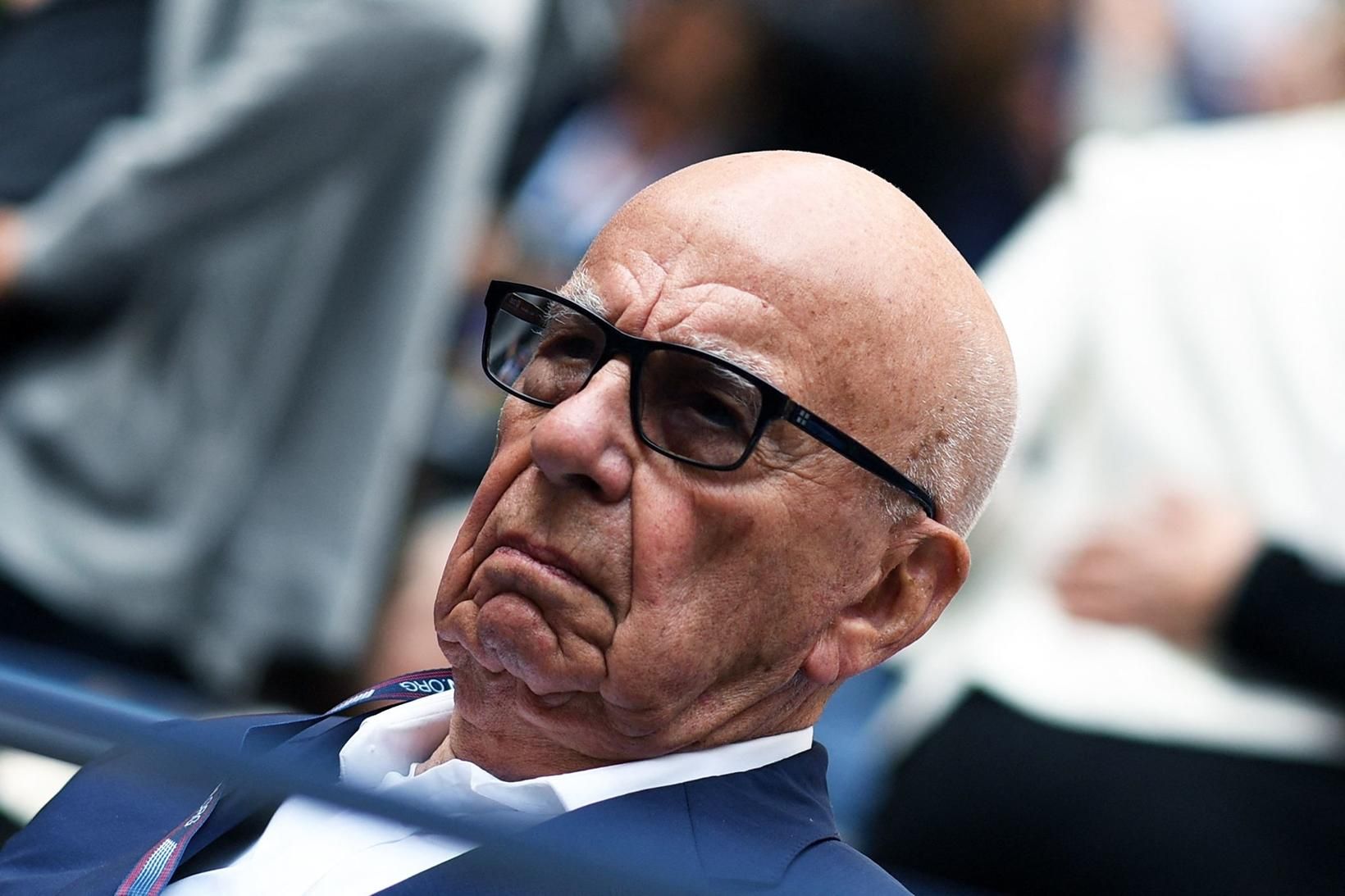 Rupert Murdoch ætlar að láta af stjórnarformennsku.