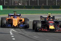 Fernando Alonso (t.v.) að taka fram úr Max Verstappen í Melbourne.