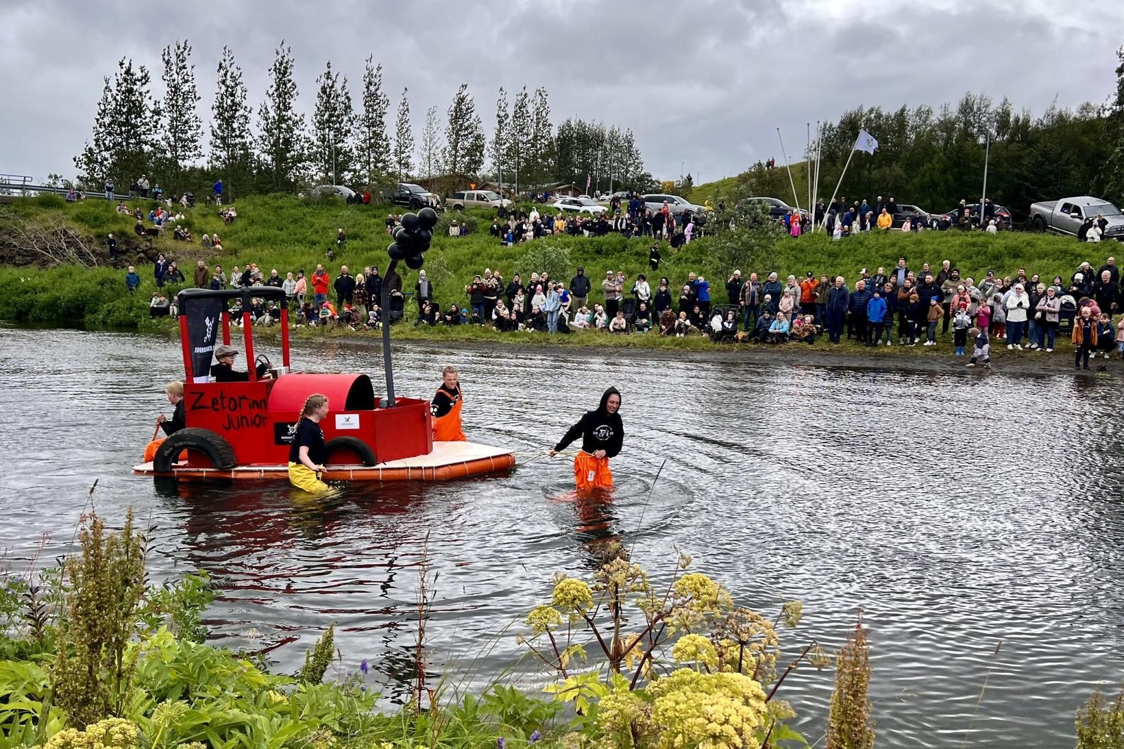 Þessi bátur, í laginu eins og traktor tók þátt í …