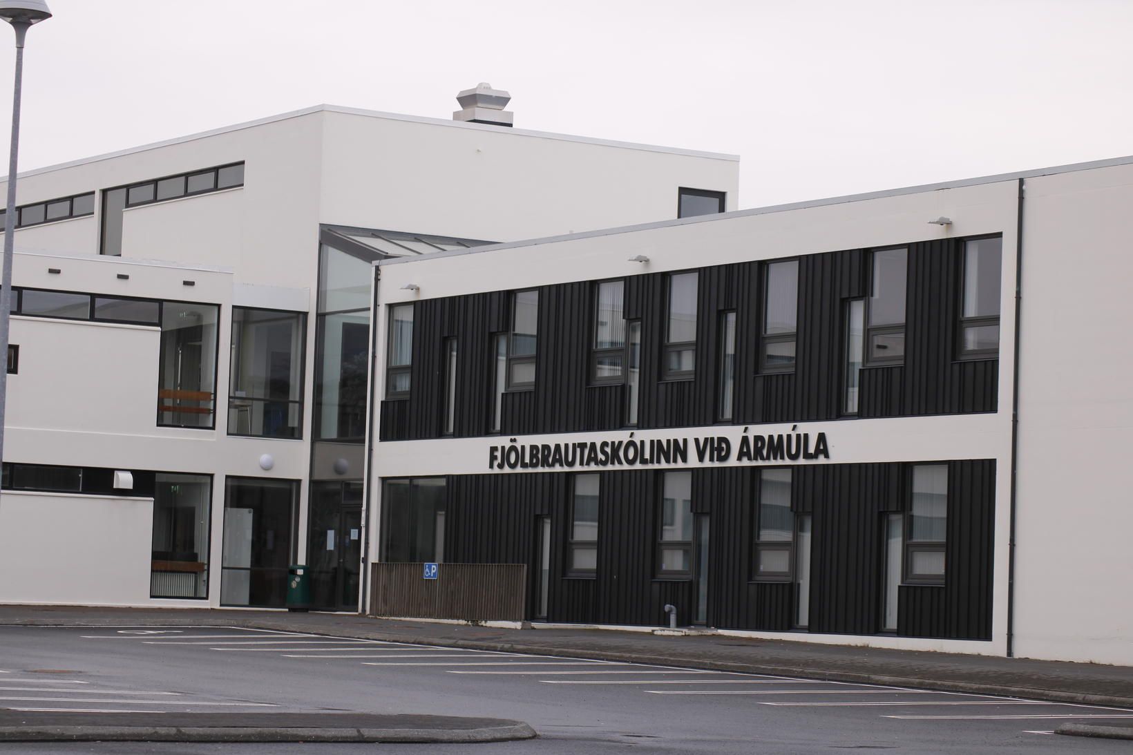 Færri nemendur sóttu framhaldsskóla og háskóla haustið 2023.