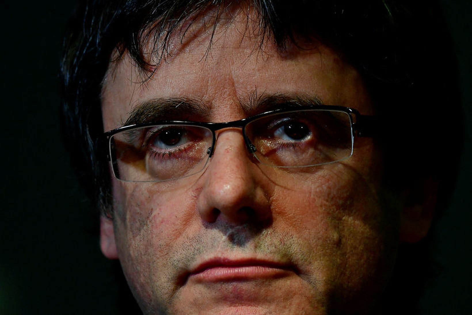 Carles Puigdemont, fyrrverandi leiðtogi Katalóníu, birtist fyrirvaralaust í Barcelona þar …