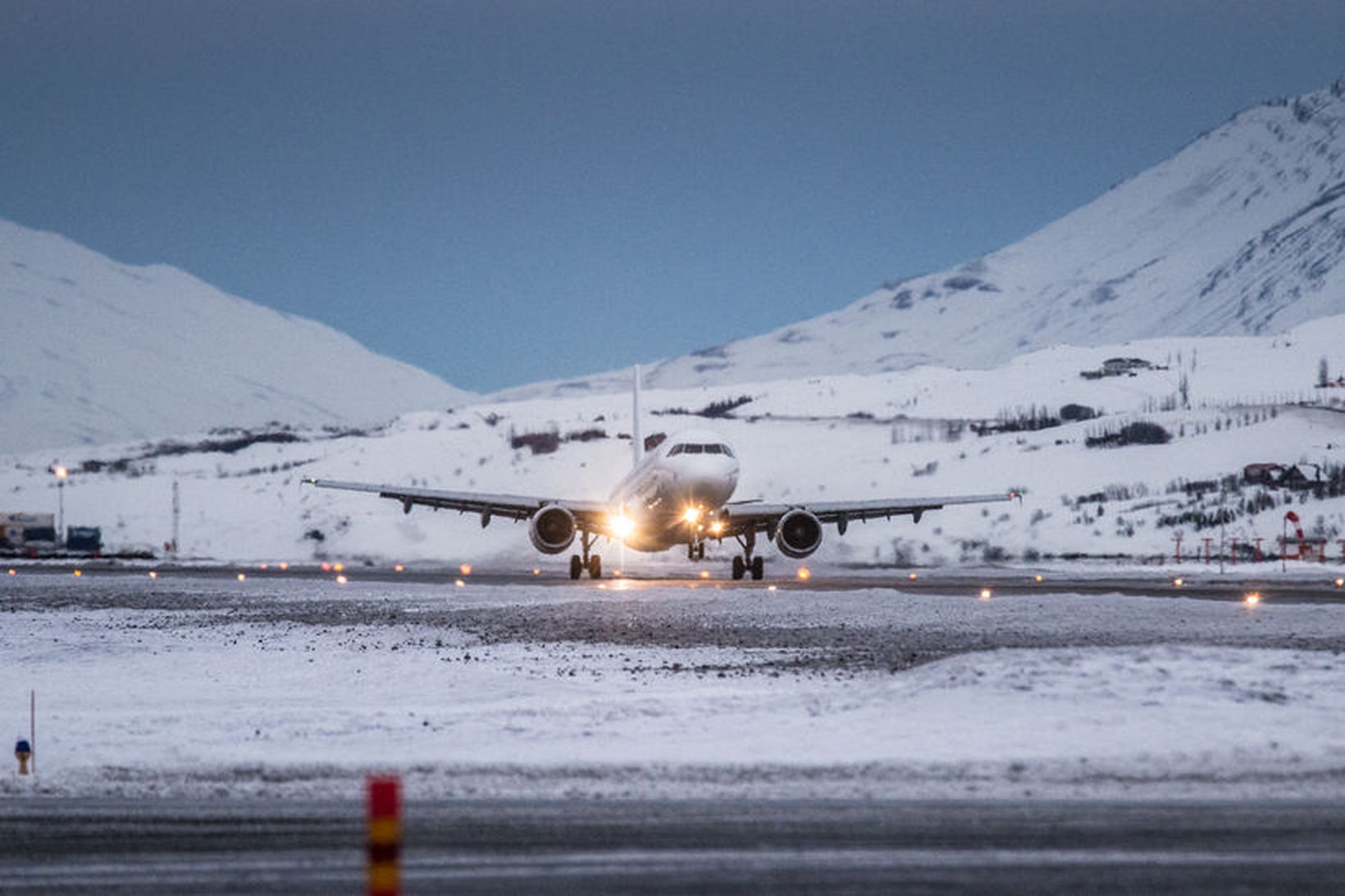 Flugvél Titan Airways lendir á Akureyrarflugvelli í desember.