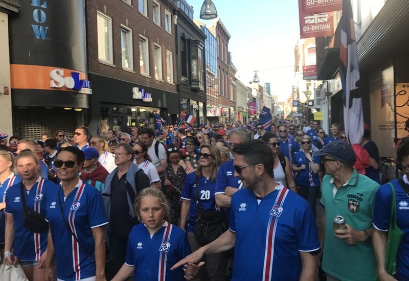 There are many fans of the Icelandic team gathered in Tilburg