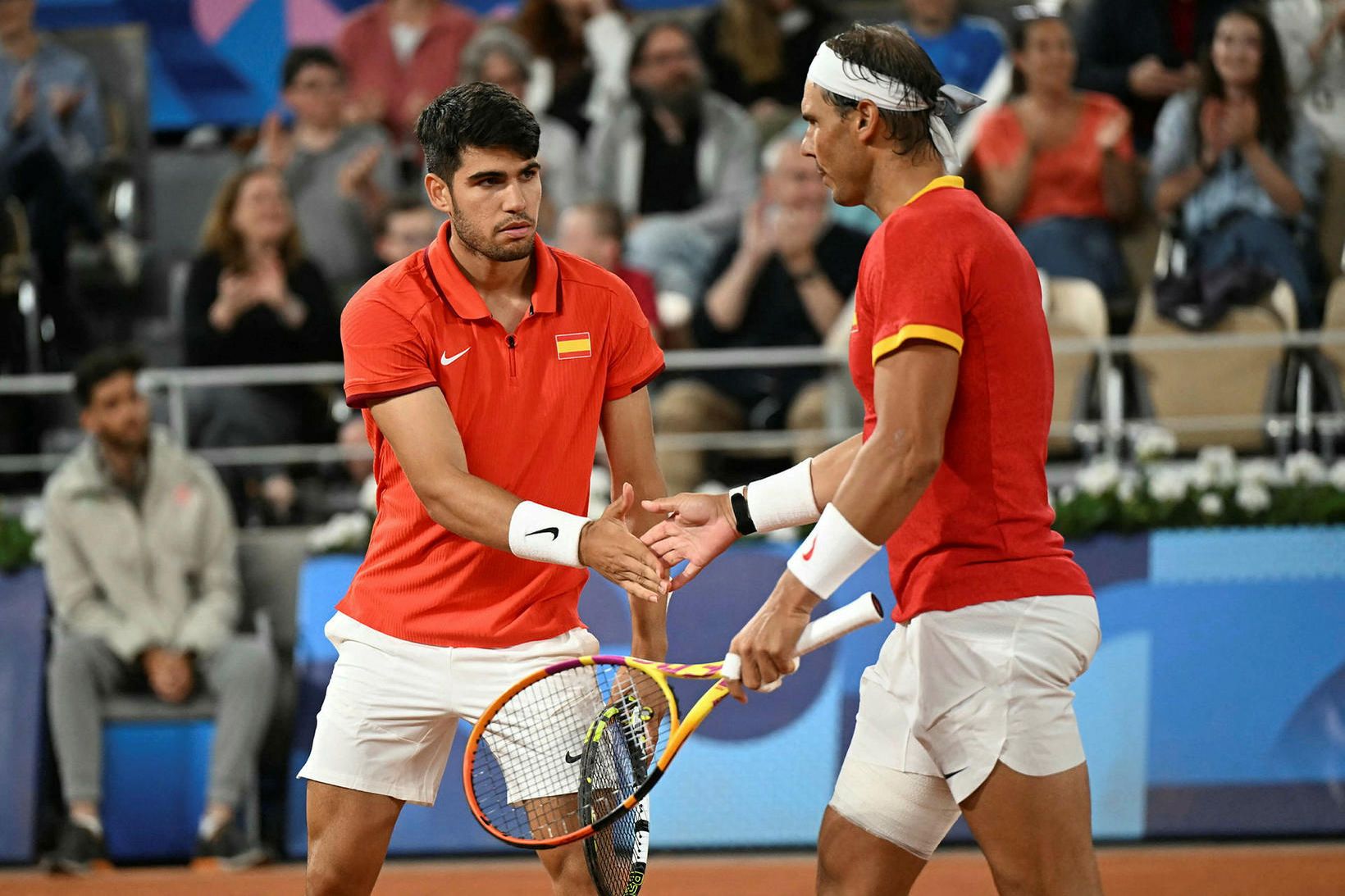 Carlos Alcaraz og Rafael Nadal í leiknum í gær.