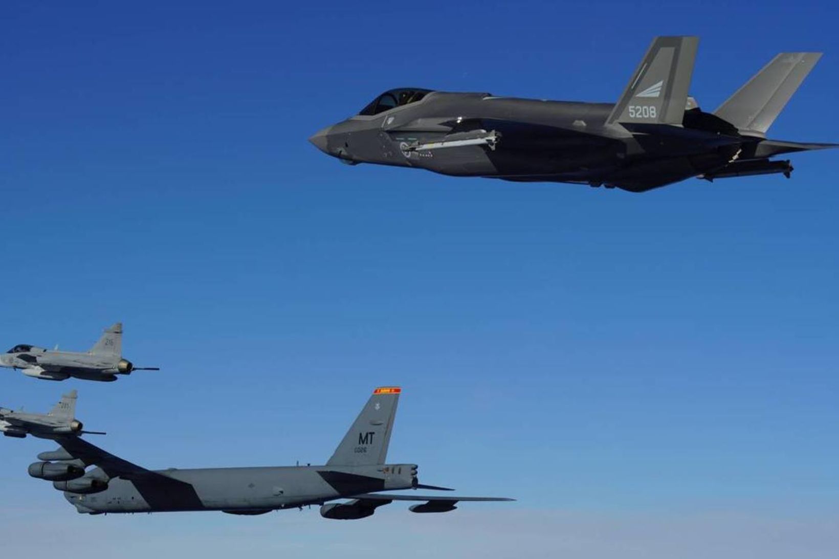 Sænskar JAS Gripen- og norskar F-35-orrustuþotur fylgja bandarískri B-52-sprengjuflugvél yfir …