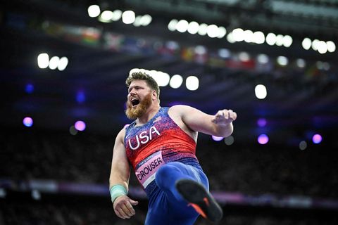 Ryan Crouser horfir á eftir kúlunni á Stade de France í kvöld.