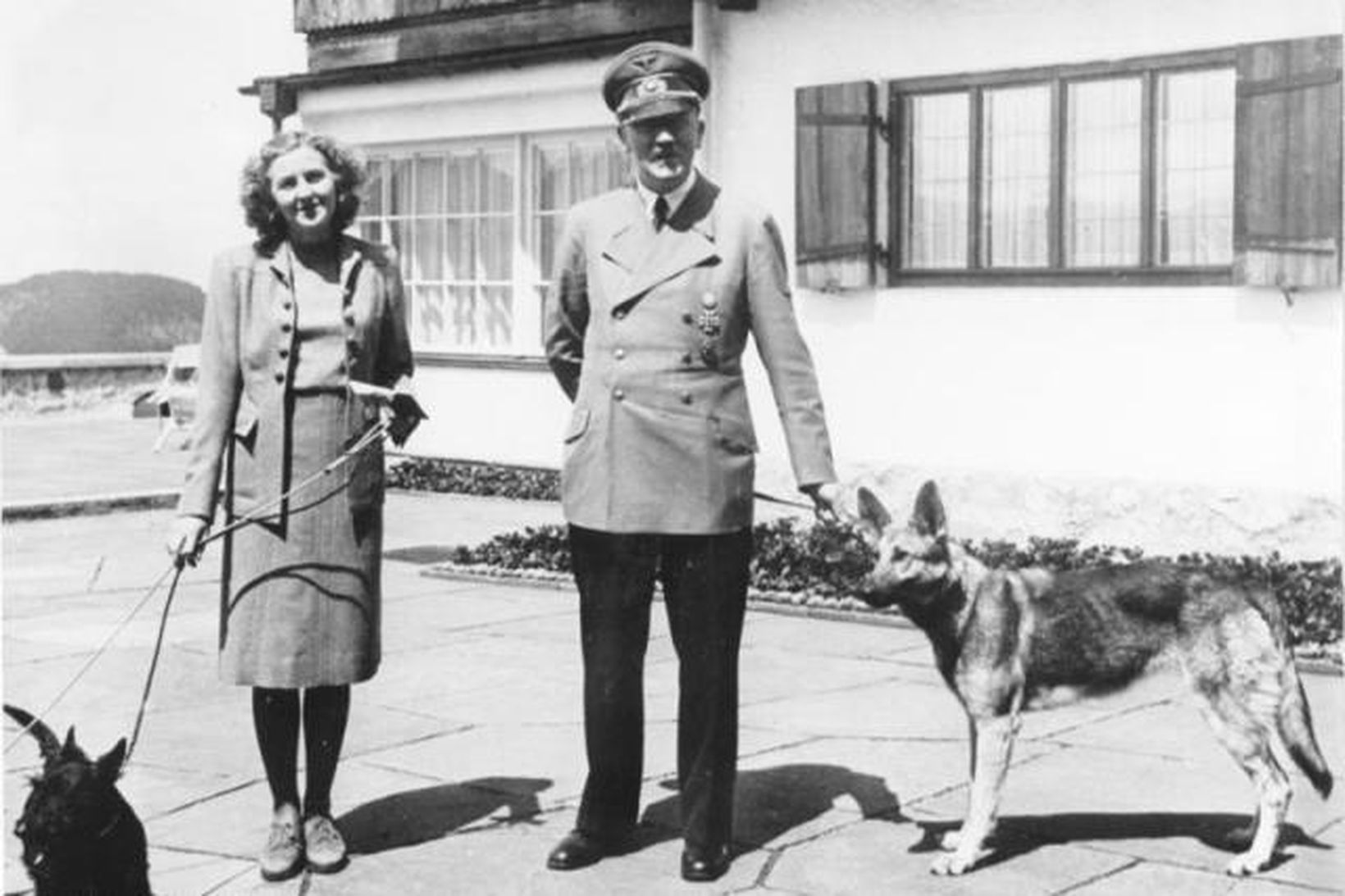 Eva Braun og Adolf Hitler árið 1941. Hitler heldur í …