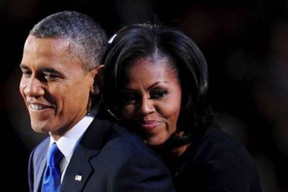 Barack Obama og Michelle í faðmlögum daginn eftir að úrslit kosninganna voru orðin ljós.