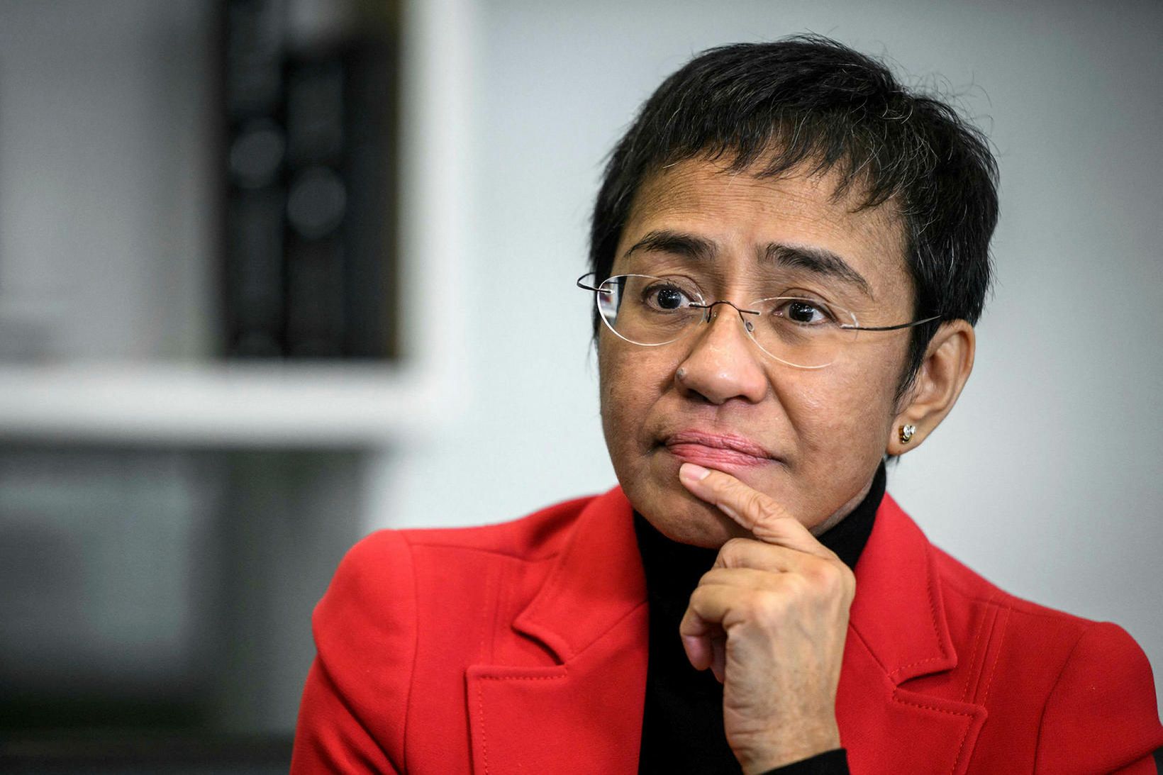 Maria Ressa stendur keik.