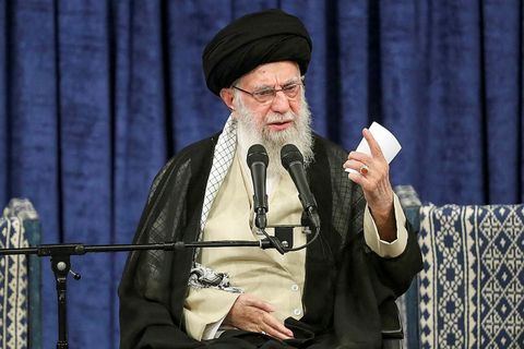 Ayatollah Ali Khamenei, æðsti leiðtogi Írans, hótar því að refsa Ísrael fyrir drápið á leiðtoga …